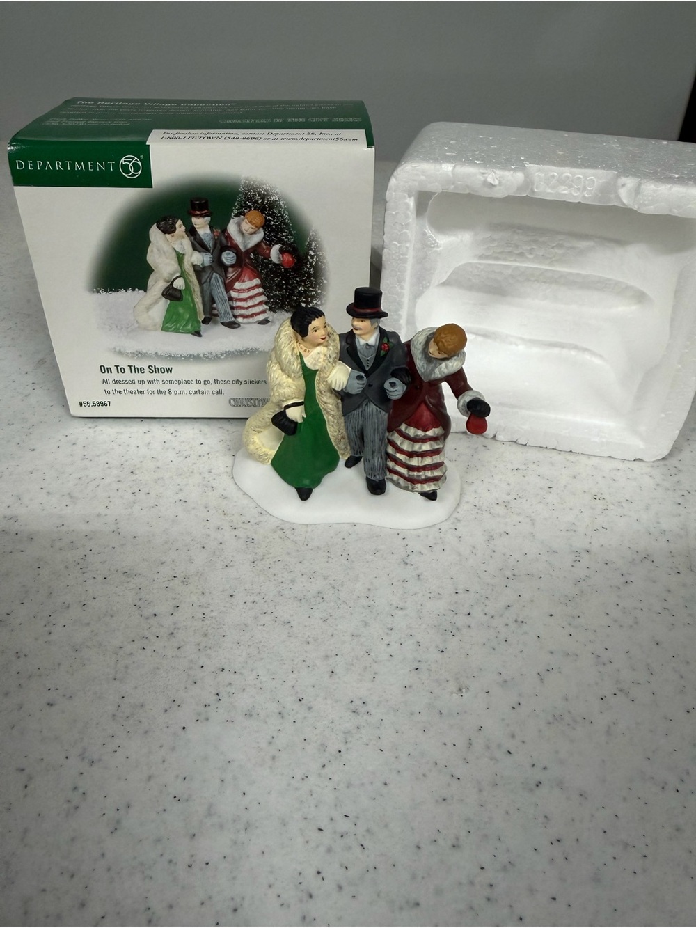 DEPT 56 "Christmas In The City" - ON TO THE SHOW - #56.58967 Heritage Village